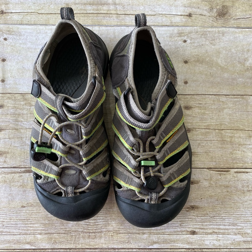 Keen | size 4 youth
